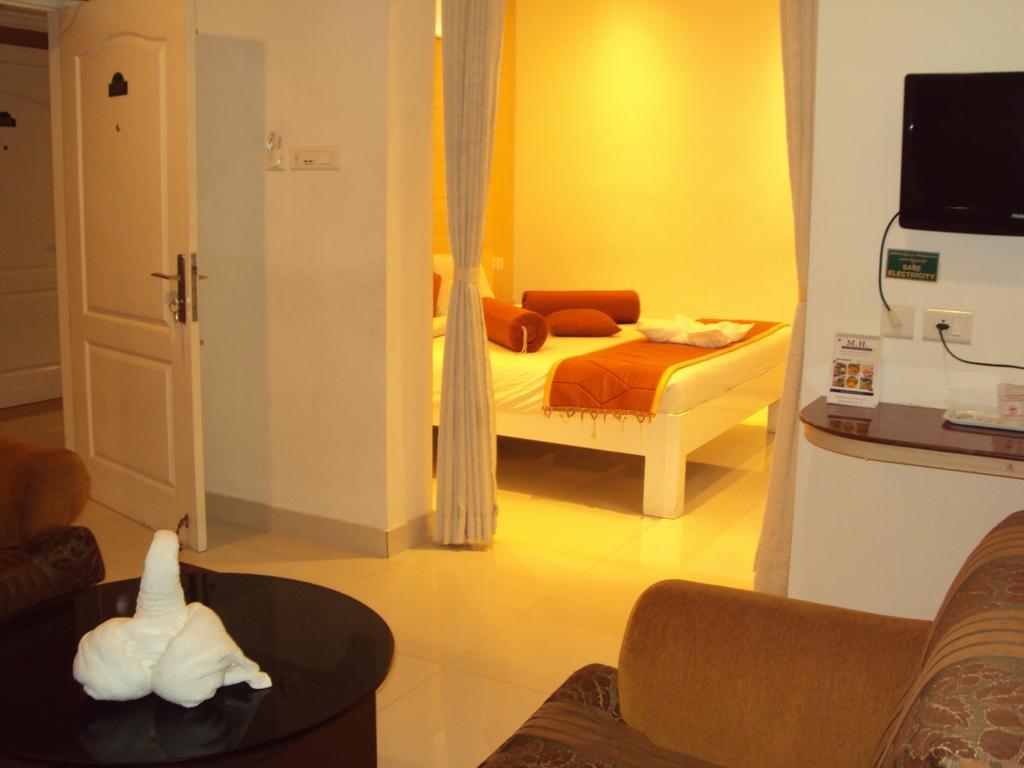 Hotel Mnh Royal Park Palayankottai Exterior photo