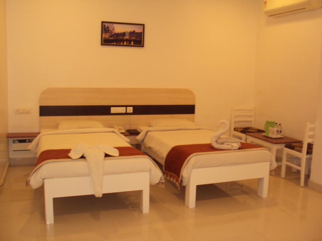 Hotel Mnh Royal Park Palayankottai Exterior photo